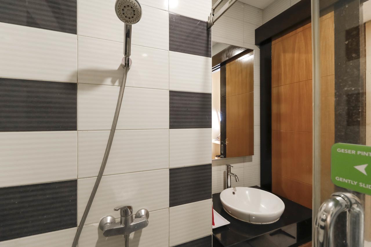 Reddoorz Near Roxy Hotel Джакарта Екстериор снимка