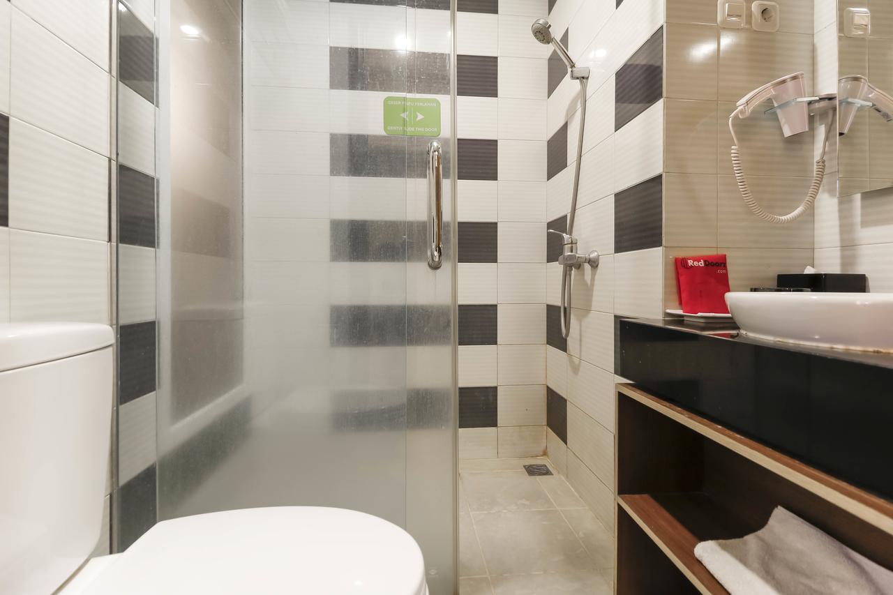Reddoorz Near Roxy Hotel Джакарта Екстериор снимка