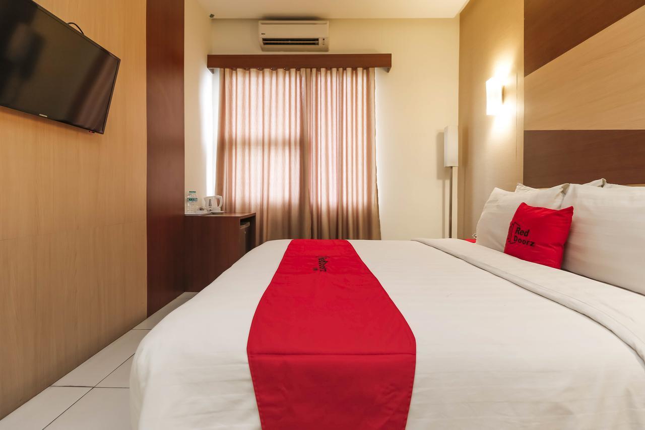 Reddoorz Near Roxy Hotel Джакарта Екстериор снимка